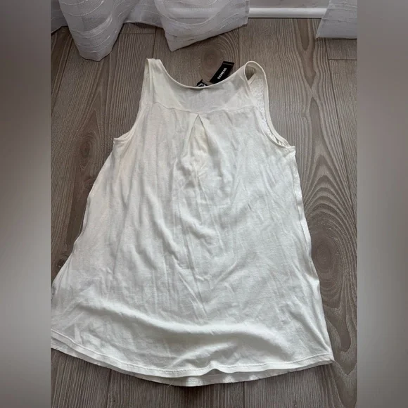 Express Soft Buttoned Jacquard Snake Textured Sleeveless Blouse - Picture 4 of 5